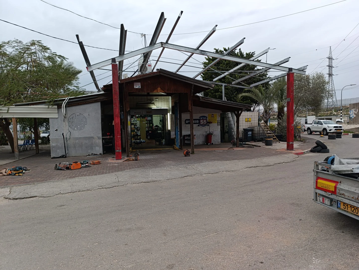 עמודי הפלדה וקורות הגג בזמן ההרכבה